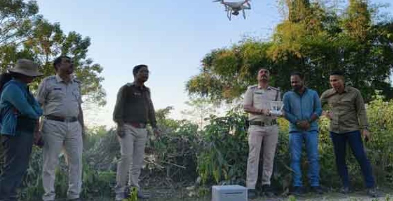 श्रमिक इलाके का ड्रोन से निरीक्षण करते वन विभाग