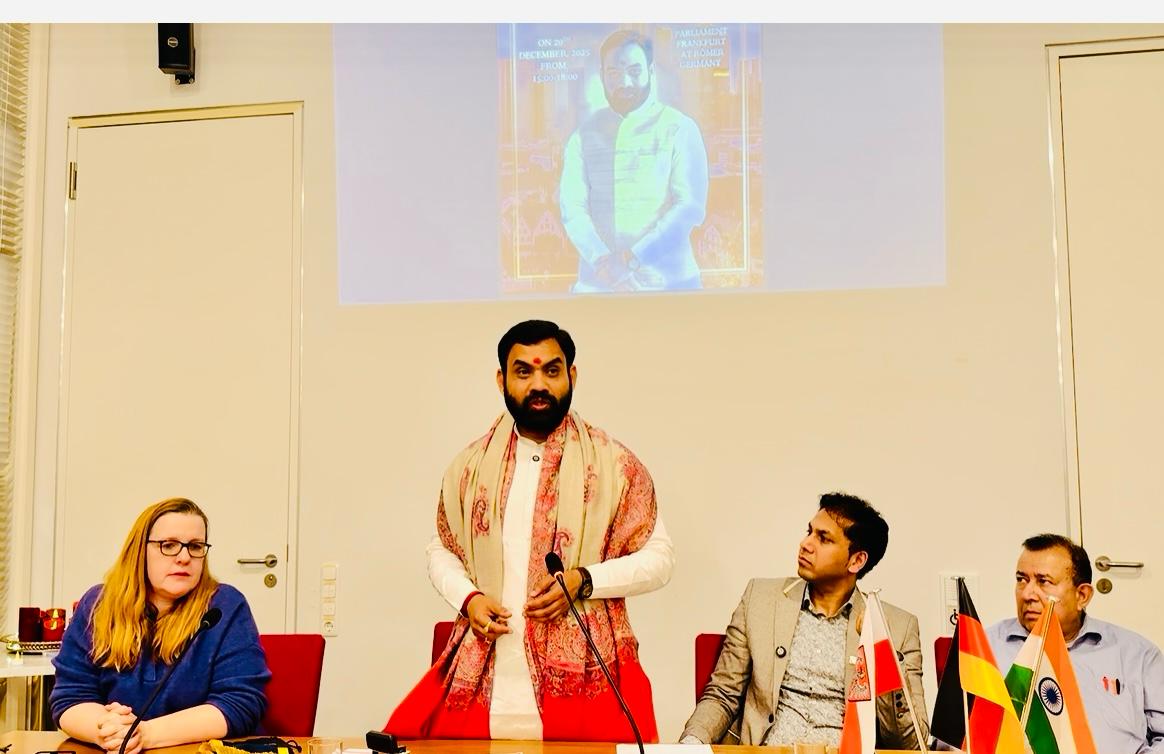 संबोधित करते हुए तन्मय वशिष्ठ