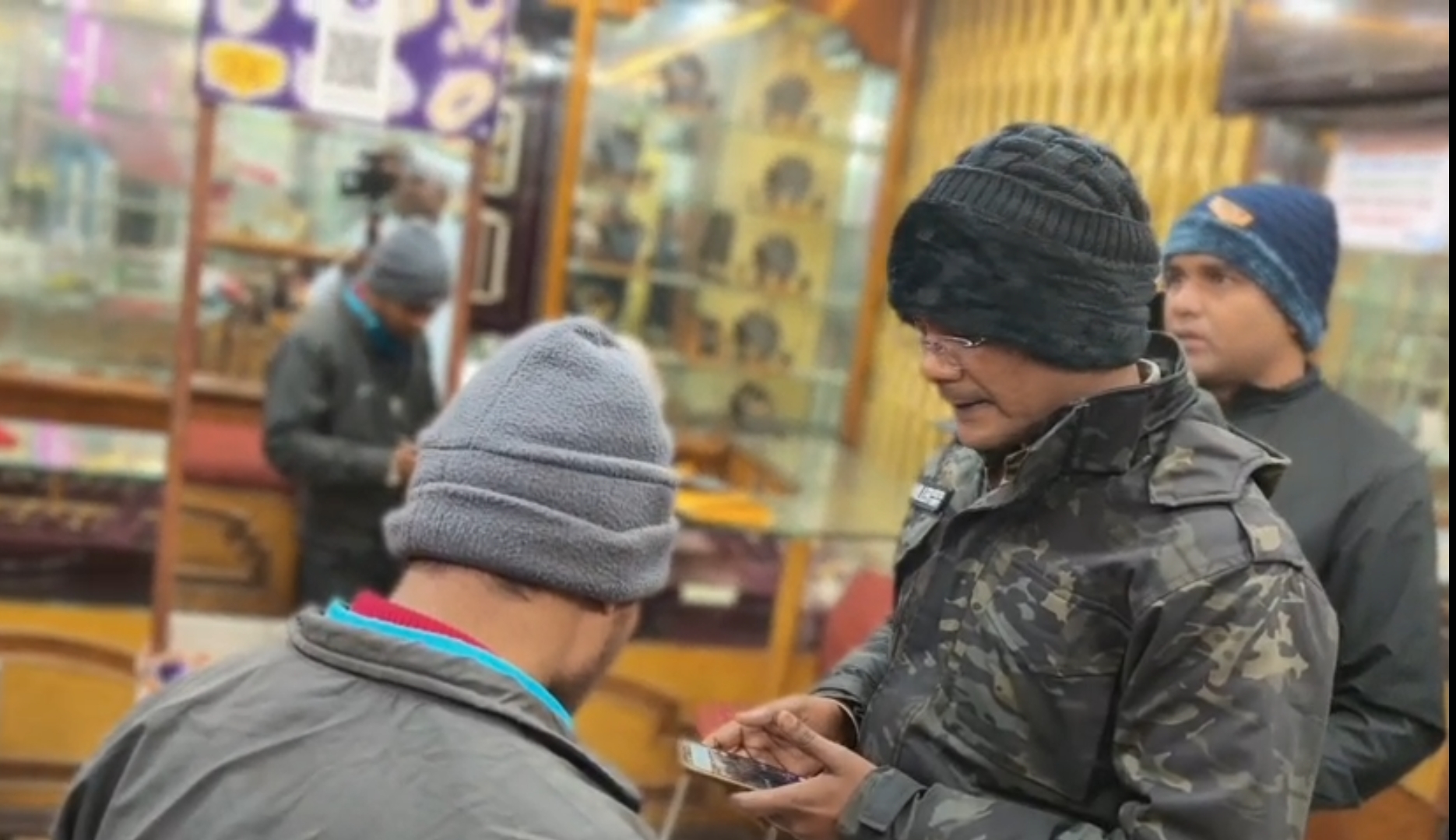 जांच करती पुलिस