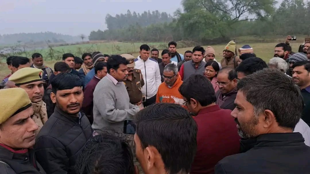 मिश्रिख में साधु संतों के बीच जिलाधिकारी