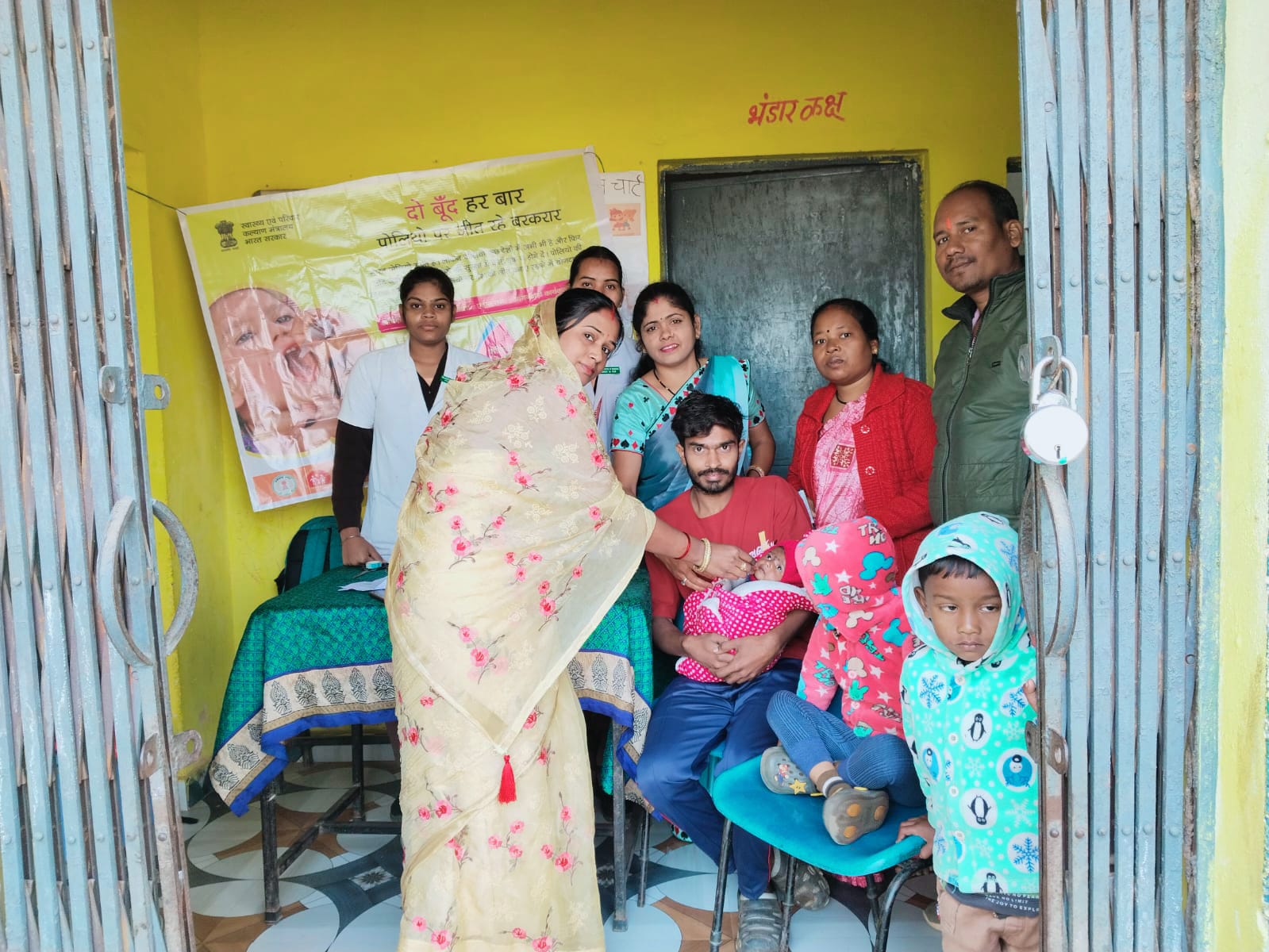 बच्चे को दवा पिलाती हुई सभापति कौशिल्या देवांगन।