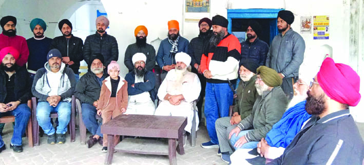 बैठक करते सिख समाज के लोग