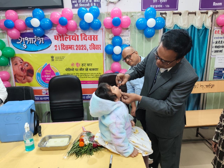 जिला अस्पताल में बच्चे को पोलियो पिलाते हुए सीएमएचओ डा यूएल कौशिक। जिला अस्पताल में बच्चे को पोलियो पिलाते हुए सीएमएचओ डा यूएल कौशिक।