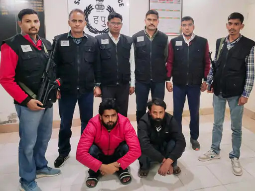 पुलिस की गिरफ्त में ATM काटने वाली गैंग का सरगना और उसका साथी। पुलिस की गिरफ्त में ATM काटने वाली गैंग का सरगना और उसका साथी।