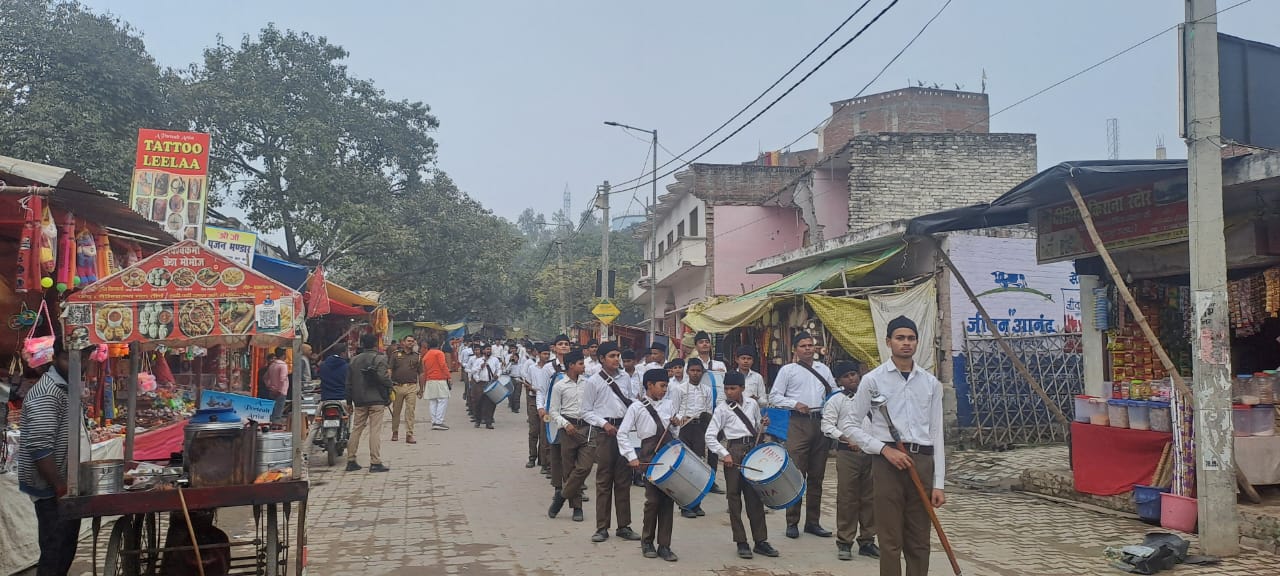 नैमिषारण्य में संचलन निकालते संघ के स्वयंसेवक नैमिषारण्य में संचलन निकालते संघ के स्वयंसेवक