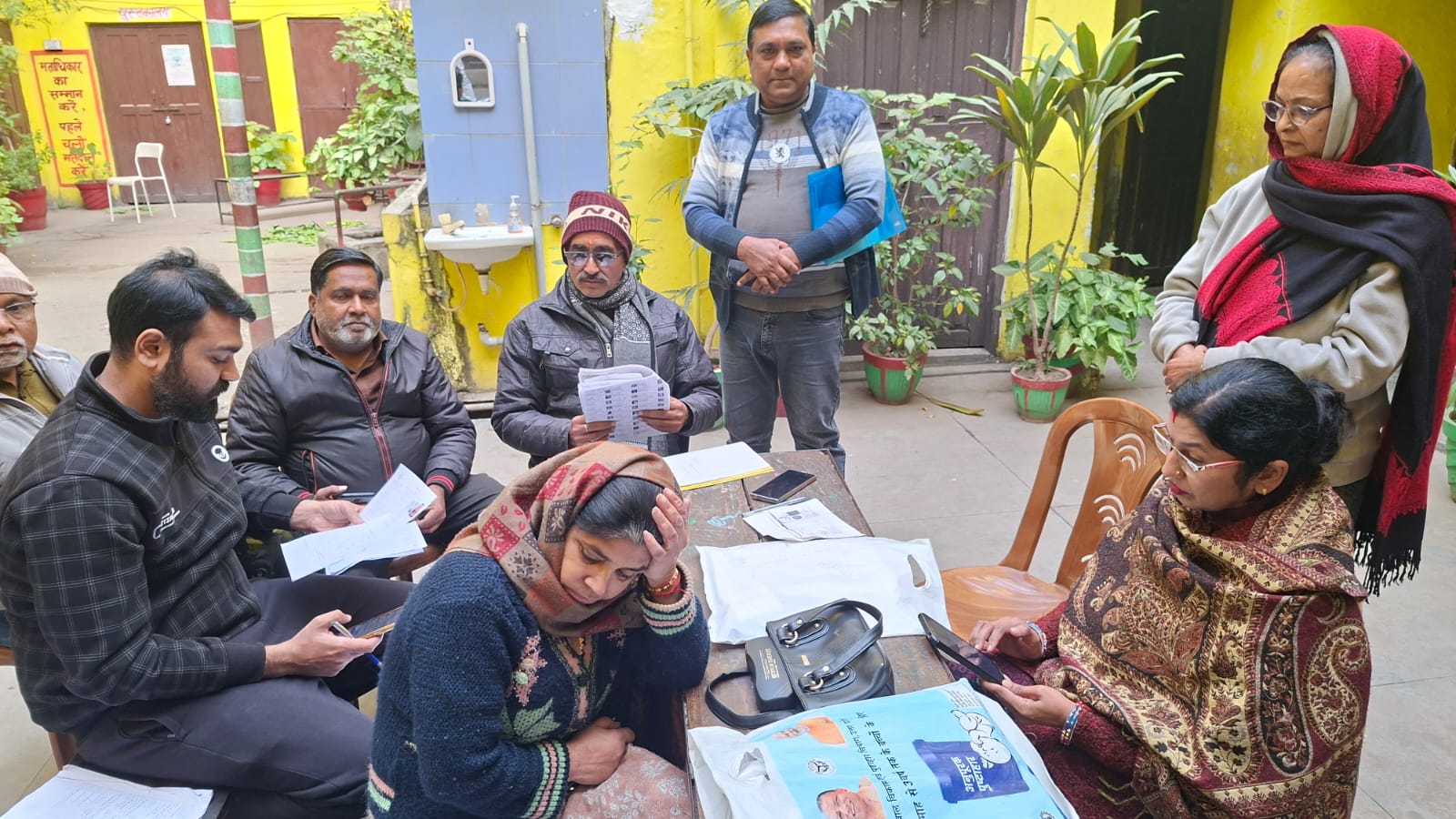 नए मतदाता के फार्म भरते हुए