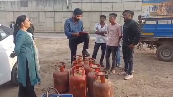 चित्तौड़गढ़ जिले के भादसोड़ा थाना इलाके में अवैध गैस सिलेंडर के खिलाफ कार्यवाही करते रसद विभाग की टीम। चित्तौड़गढ़ जिले के भादसोड़ा थाना इलाके में अवैध गैस सिलेंडर के खिलाफ कार्यवाही करते रसद विभाग की टीम।