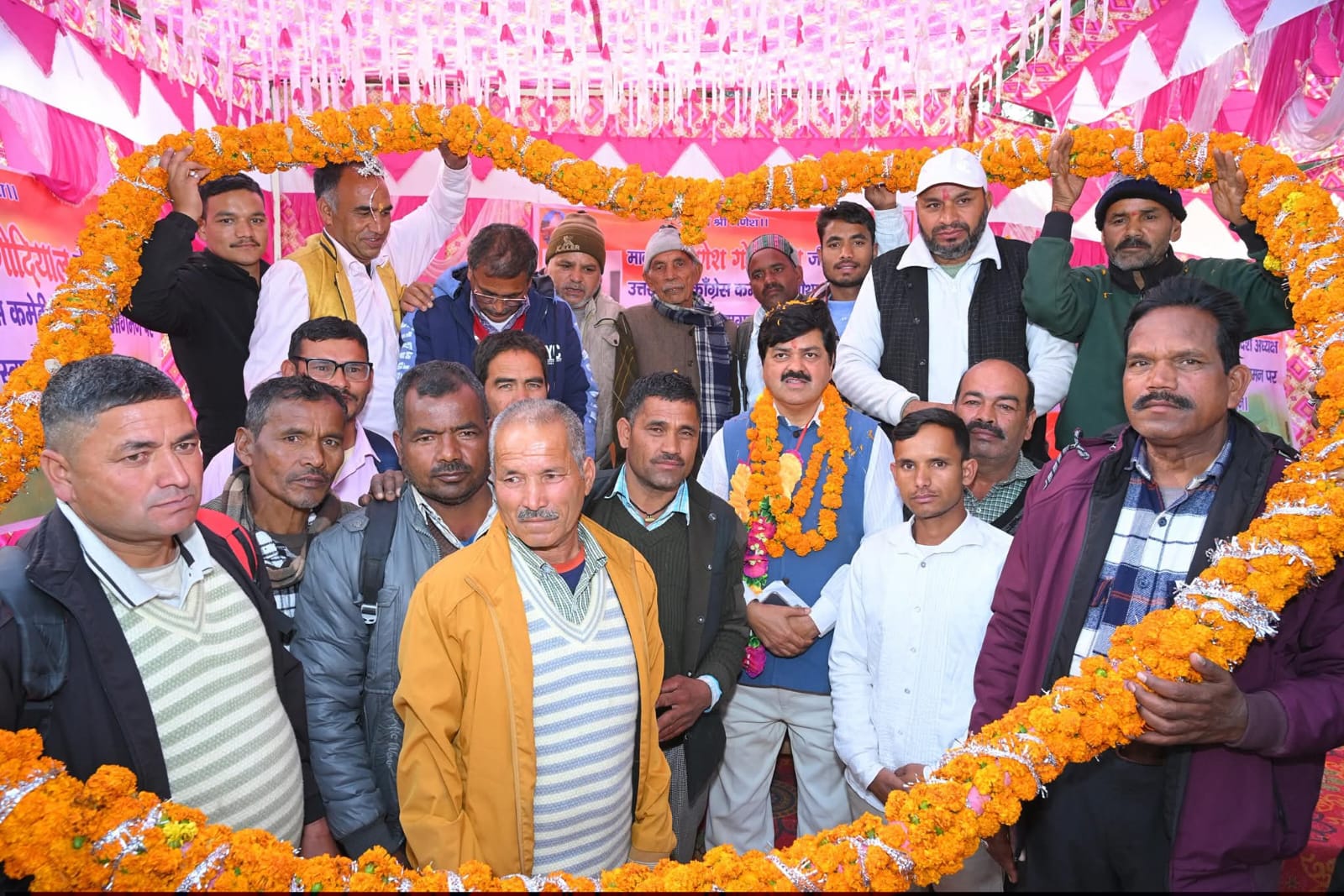 बूंदीधार में कांग्रेस के प्रदेश अध्यक्ष गणेश गोदियाल का स्वागत करते स्थानीय लोग व कार्यकर्ता
