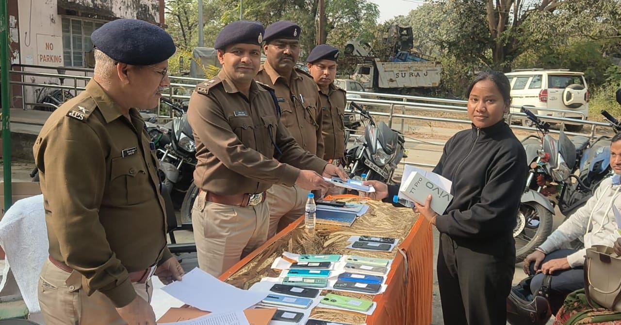मोबाइल देते हुए सिटी एसपी मोबाइल देते हुए सिटी एसपी