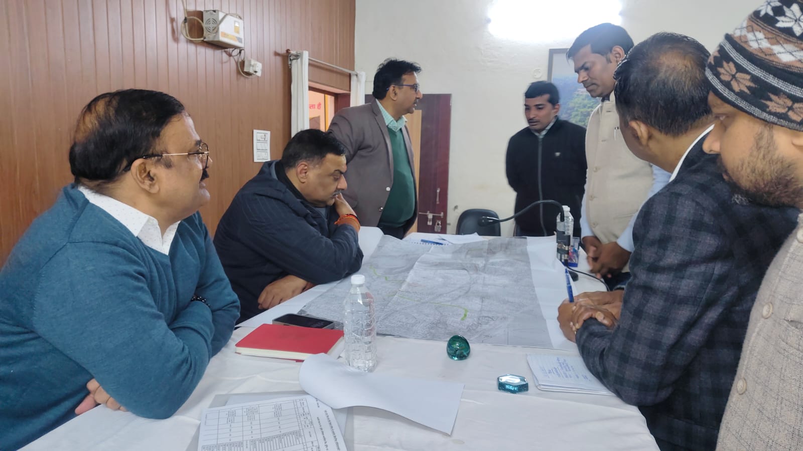 विन्ध्य कॉरिडोर योजना की , समीक्षा करते डीएम पवन कुमार गंगवार
