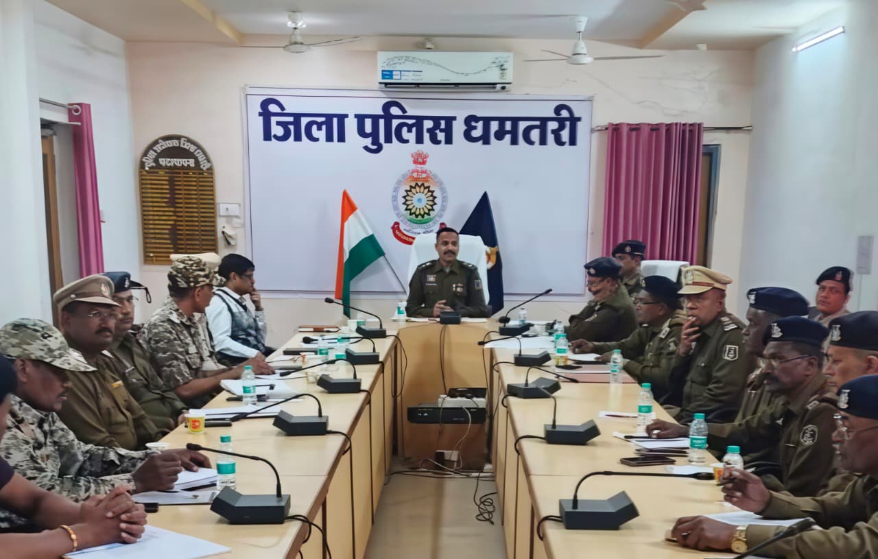 बैठक को संबोधित करते हुए पुलिस अधीक्षक सूरज सिंह परिहार।