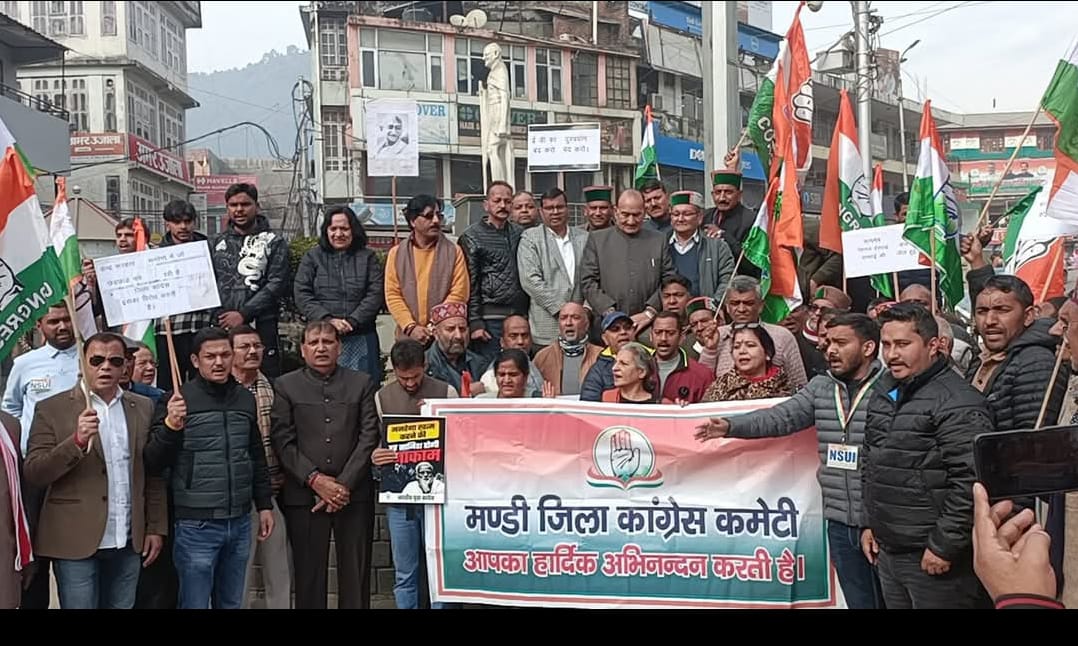 मनरेगा कानून को बदलने के विरोध में गांधीचौक पर प्रदर्शन करते कांग्रेस कार्यकर्ता।