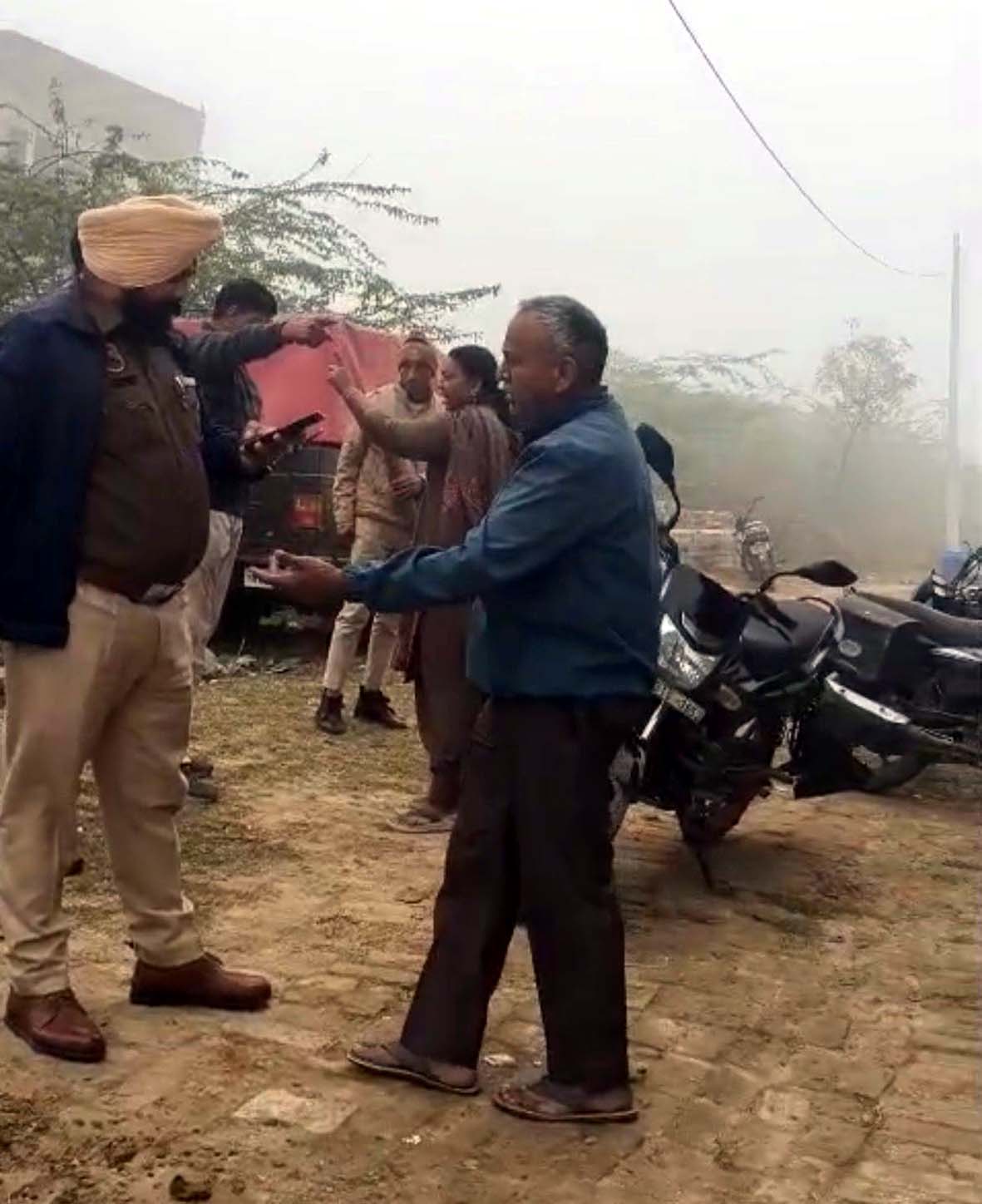 पुलिस टीम के साथ बहस करते परिजन।