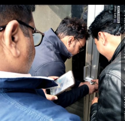 अस्पताल सीज करने की कार्यवाही करते स्वास्थ्य विभाग के अधिकारी अस्पताल सीज करने की कार्यवाही करते स्वास्थ्य विभाग के अधिकारी