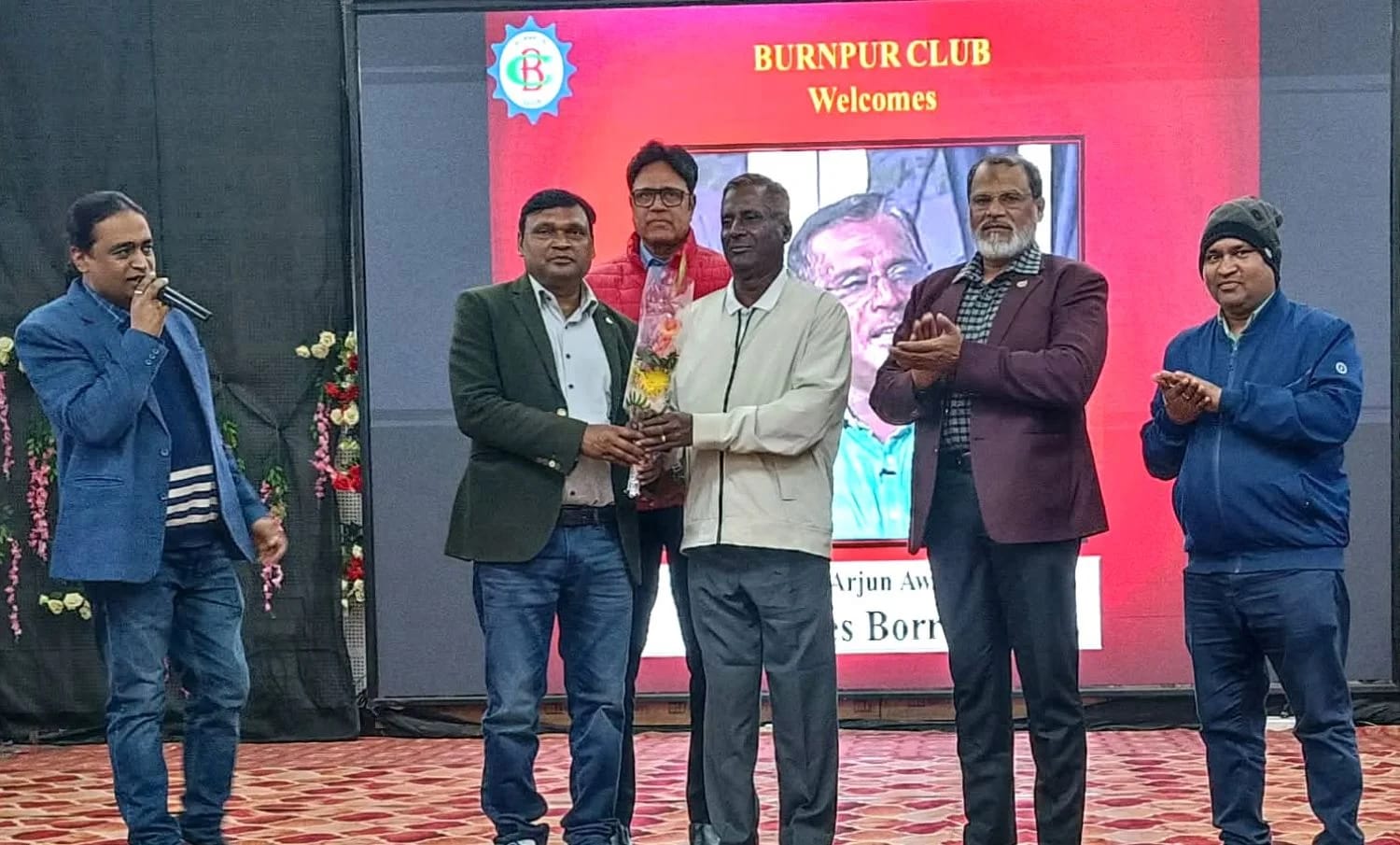 चार्ल्स बोरोनियों को सम्मानित करते बर्नपुर क्लब सचिव चार्ल्स बोरोनियों को सम्मानित करते बर्नपुर क्लब सचिव
