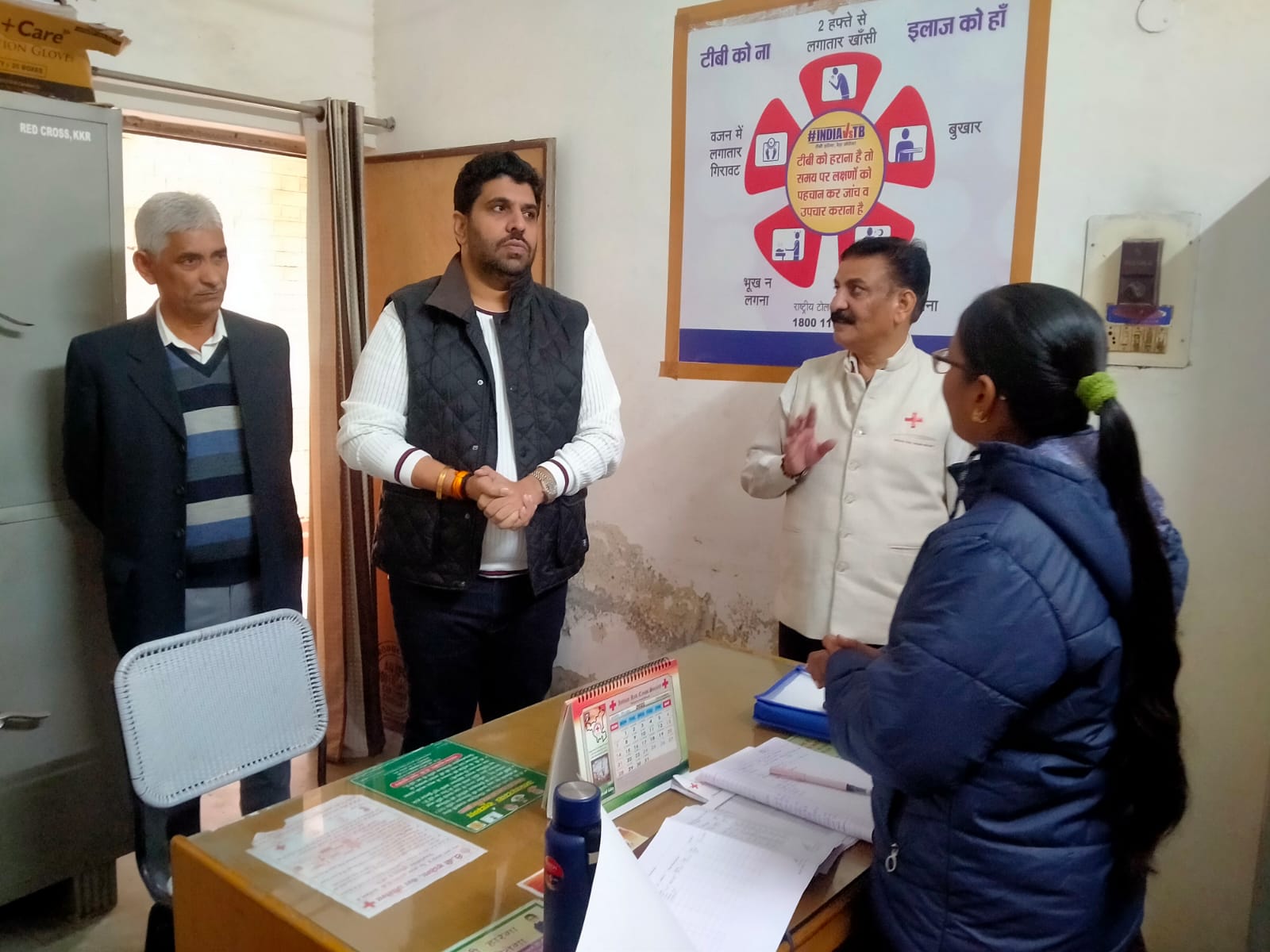 हरियाणा रेडक्रास के वाइस चेयरमैन कर्मचारियाें से बातचीत करते हुए