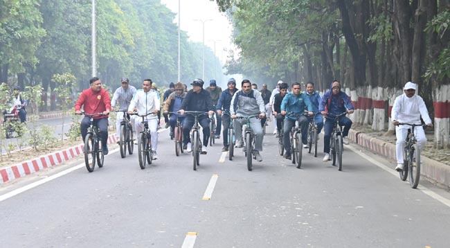 साइकिल चलाते महाप्रबंधक व अन्य