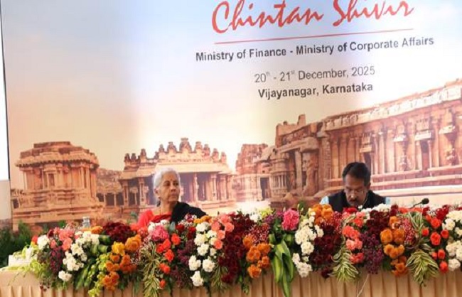 'चिंतन शिविर' की अध्यक्षता करते वित्त मंत्री निर्मला सीतारमण और अन्य 'चिंतन शिविर' की अध्यक्षता करते वित्त मंत्री निर्मला सीतारमण और अन्य