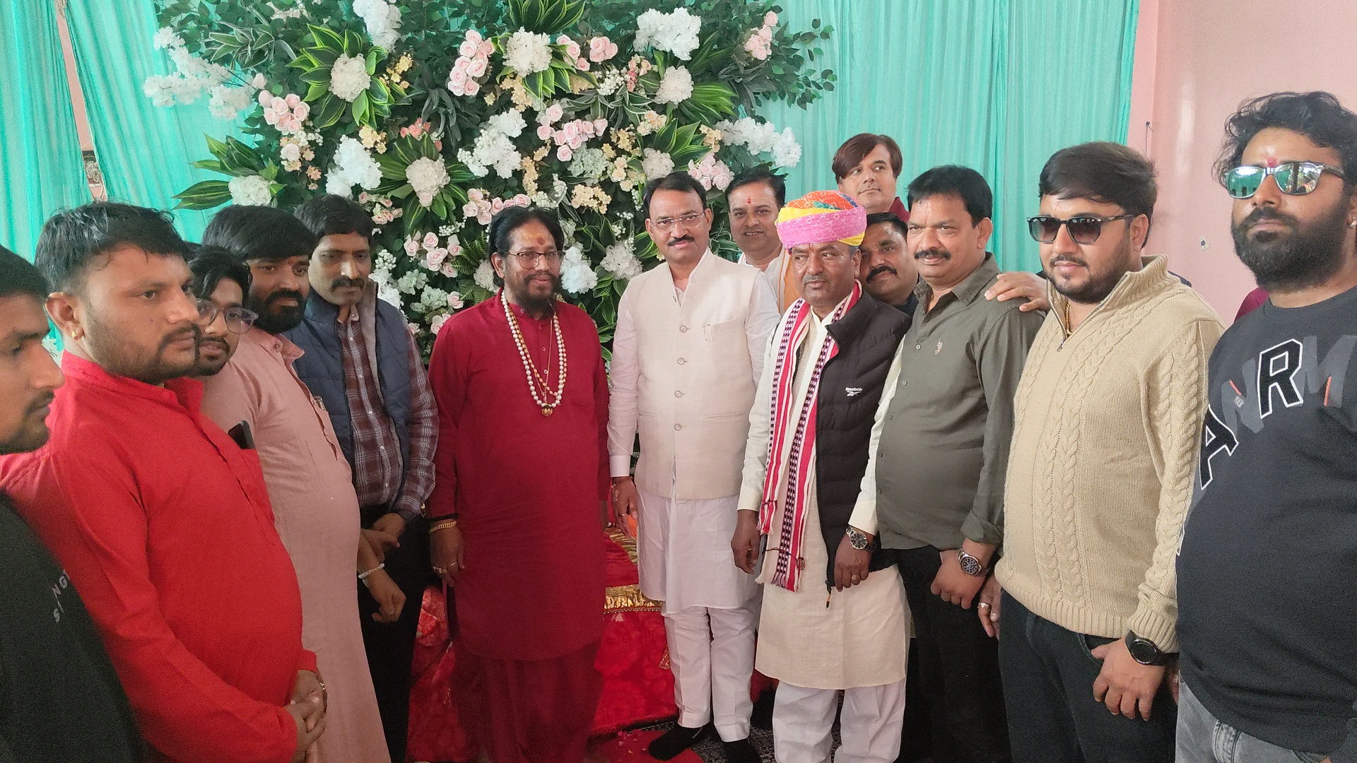चित्तौड़गढ़ में रविवार को श्रीमहंत के जन्मदिन पर पहुंचे डिप्टी सीएम प्रेमचंद शर्मा।