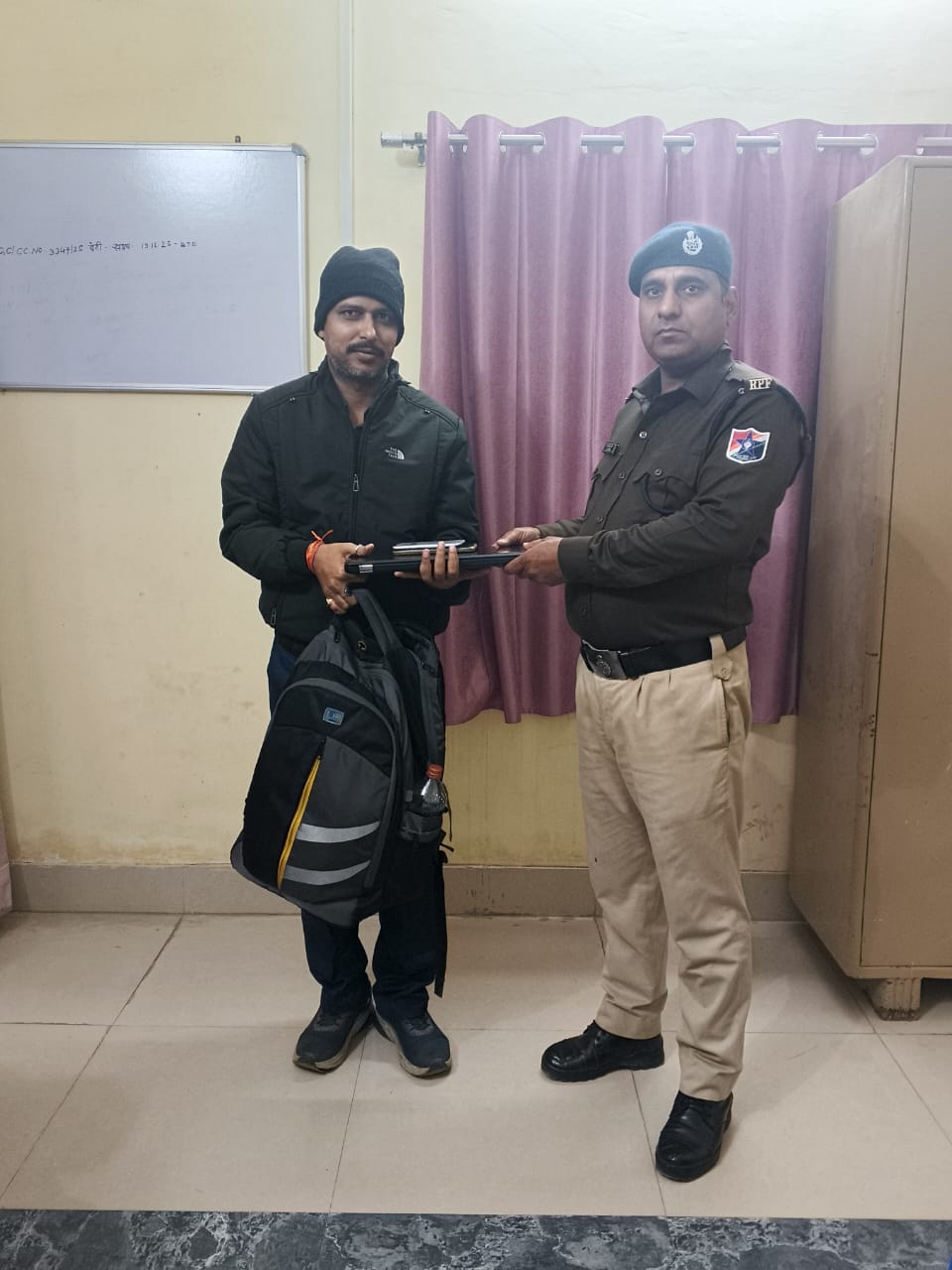 ट्रेन में भूल गए लाखों के सामान से भरा बैग, रेल सुरक्षा बल ने ढूंढकर मुस्कान लौटा दी
