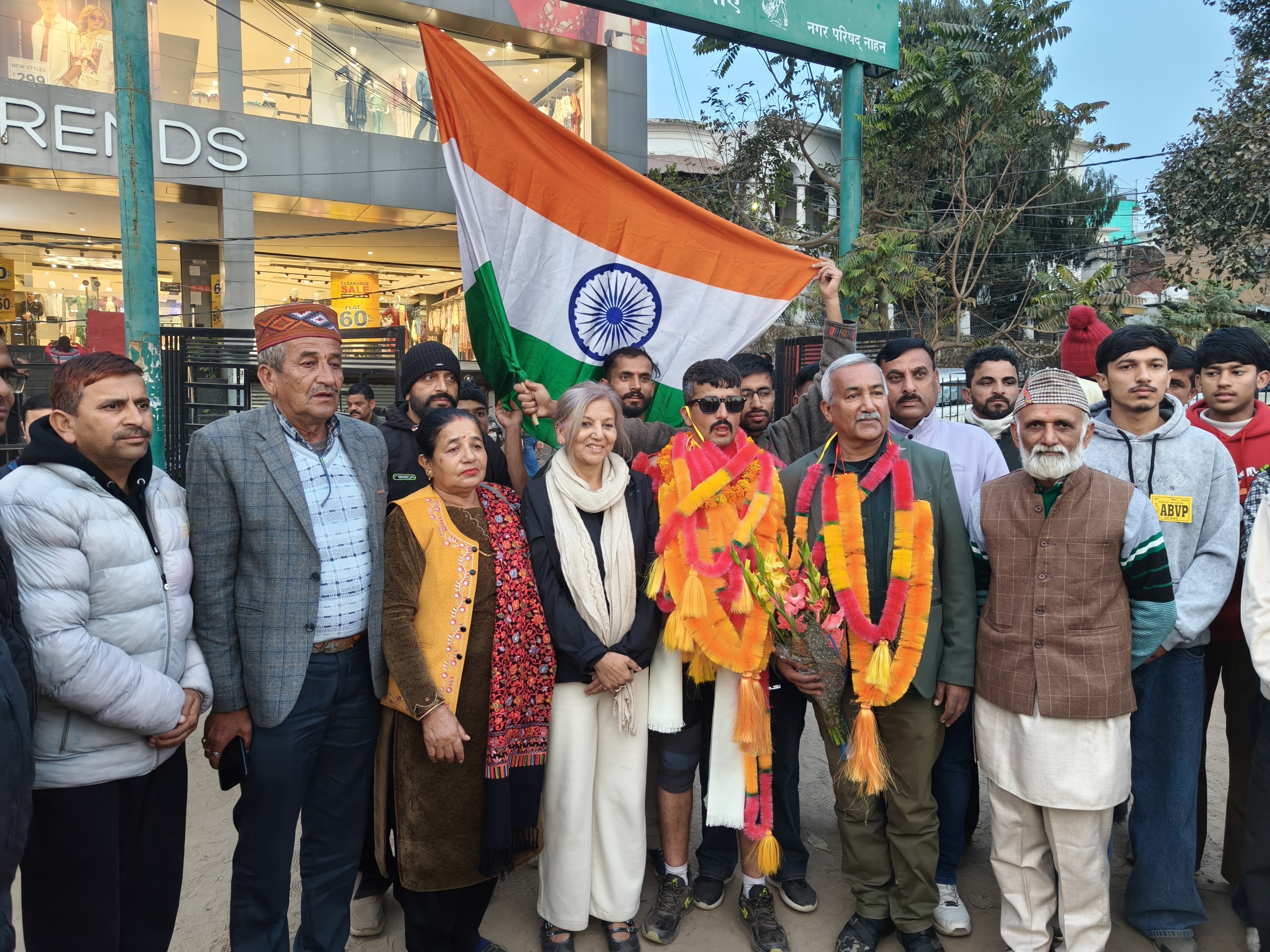 चिट्टे के खिलाफ पैरा धावक वीरेंद्र सिंह ने लगाई शिमला से नाहन की 130 किलोमीटर की दौड़ ,नाहन पहुंचने पर हुआ भव्य स्वागत चिट्टे के खिलाफ पैरा धावक वीरेंद्र सिंह ने लगाई शिमला से नाहन की 130 किलोमीटर की दौड़ ,नाहन पहुंचने पर हुआ भव्य स्वागत