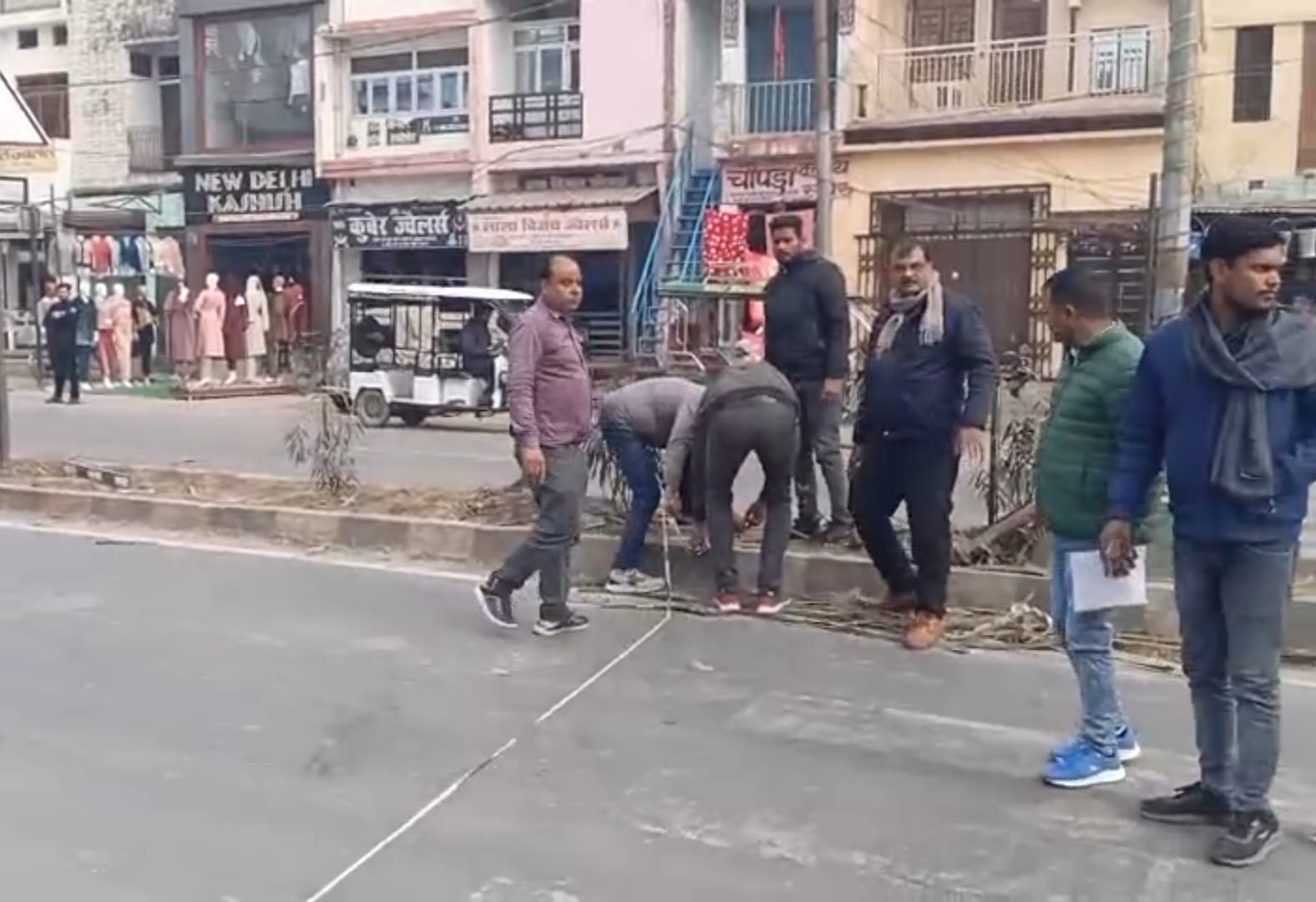 डिवाइडर से नाप करते