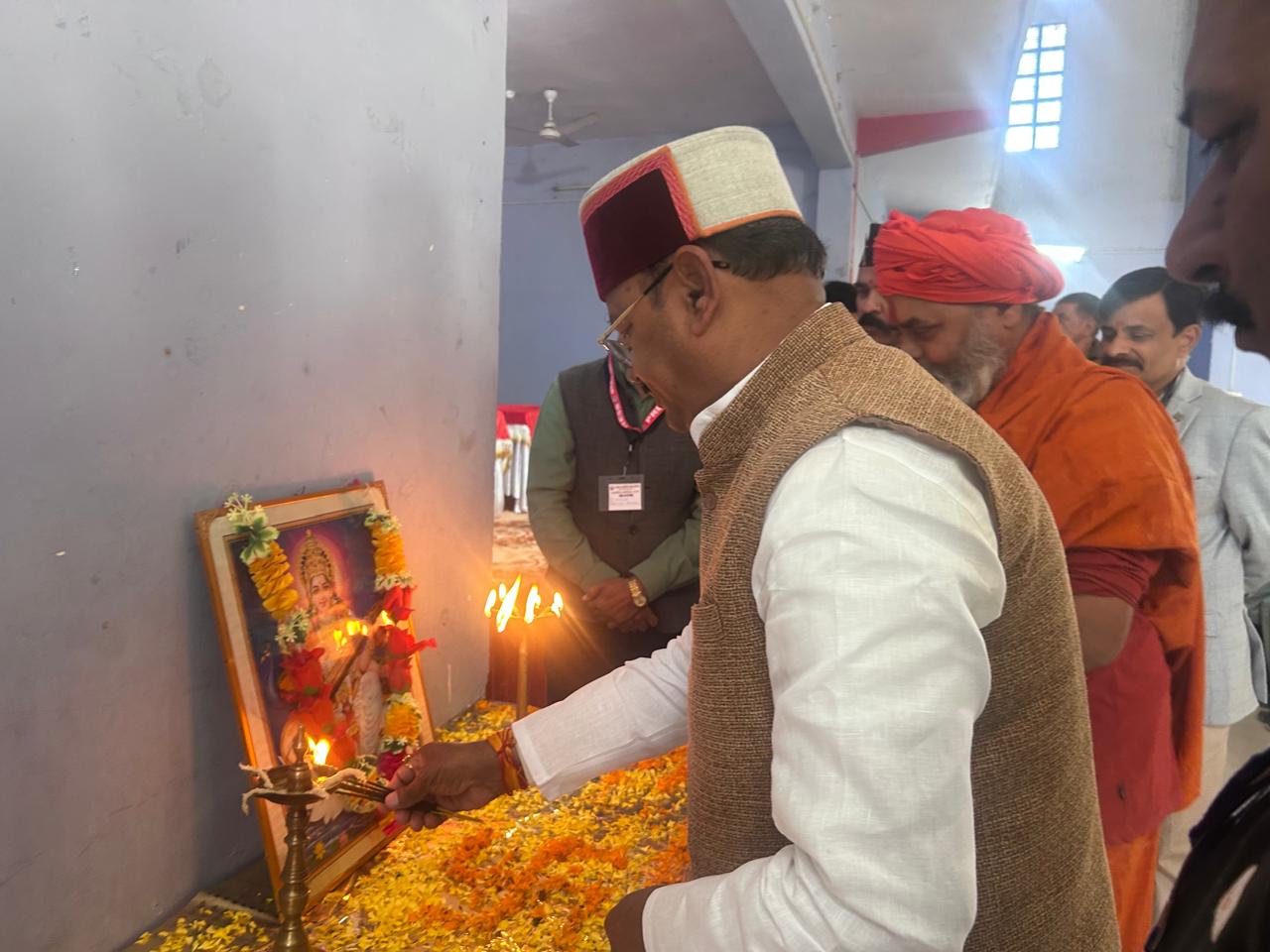 मंत्री दीप प्रवज्वकलित करते हुए मंत्री दीप प्रवज्वकलित करते हुए