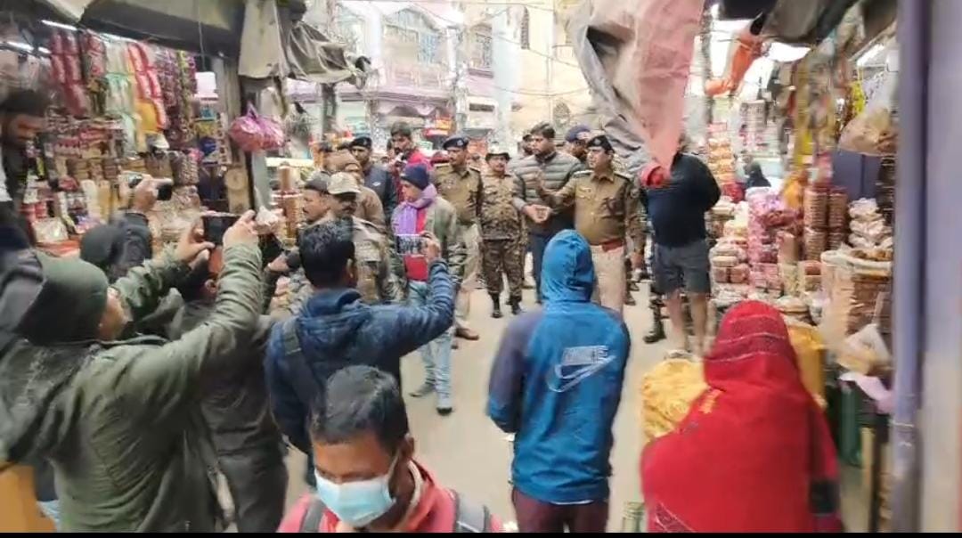 अतिक्रमण हटाती पुलिस