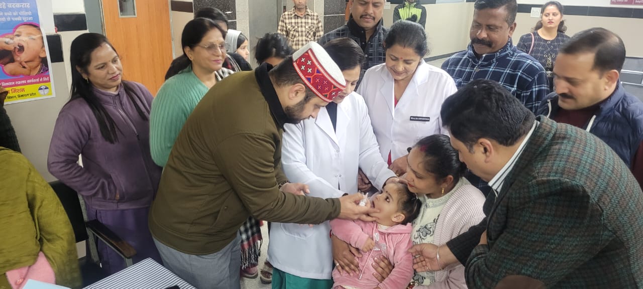 पल्स पोलियो अभियान के दौरान बच्ची को दो बूंद जिंदगी की पिलाते हुए उपायुक्त। पल्स पोलियो अभियान के दौरान बच्ची को दो बूंद जिंदगी की पिलाते हुए उपायुक्त।