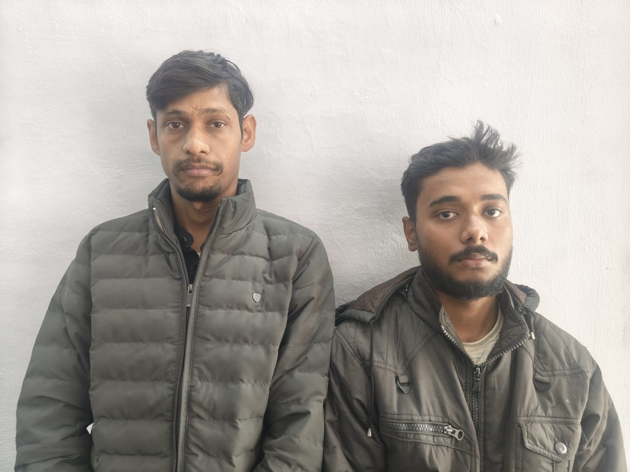 गिरफ्तार आरोपी अजीत यादव साथ में अन्य। गिरफ्तार आरोपी अजीत यादव साथ में अन्य।