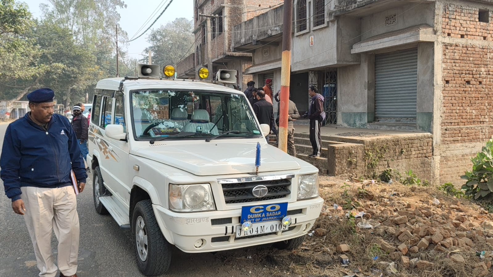 जांच करती पुलिस