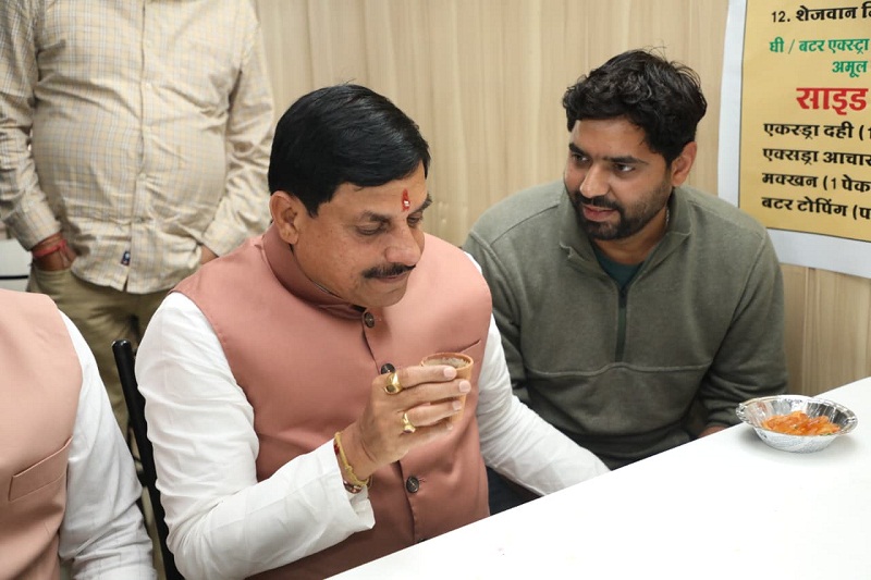 Chief Minister ने इंदौर में इंदौरी पोहा जलेबी का लिया लुत्फ Chief Minister ने इंदौर में इंदौरी पोहा जलेबी का लिया लुत्फ
