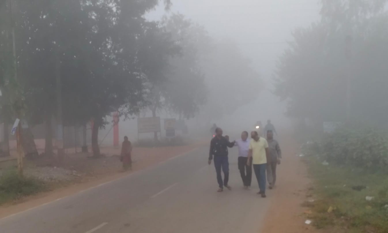 शहर व आउटर में सुबह के समय घना कोहरा छाया रहता है। शहर व आउटर में सुबह के समय घना कोहरा छाया रहता है।