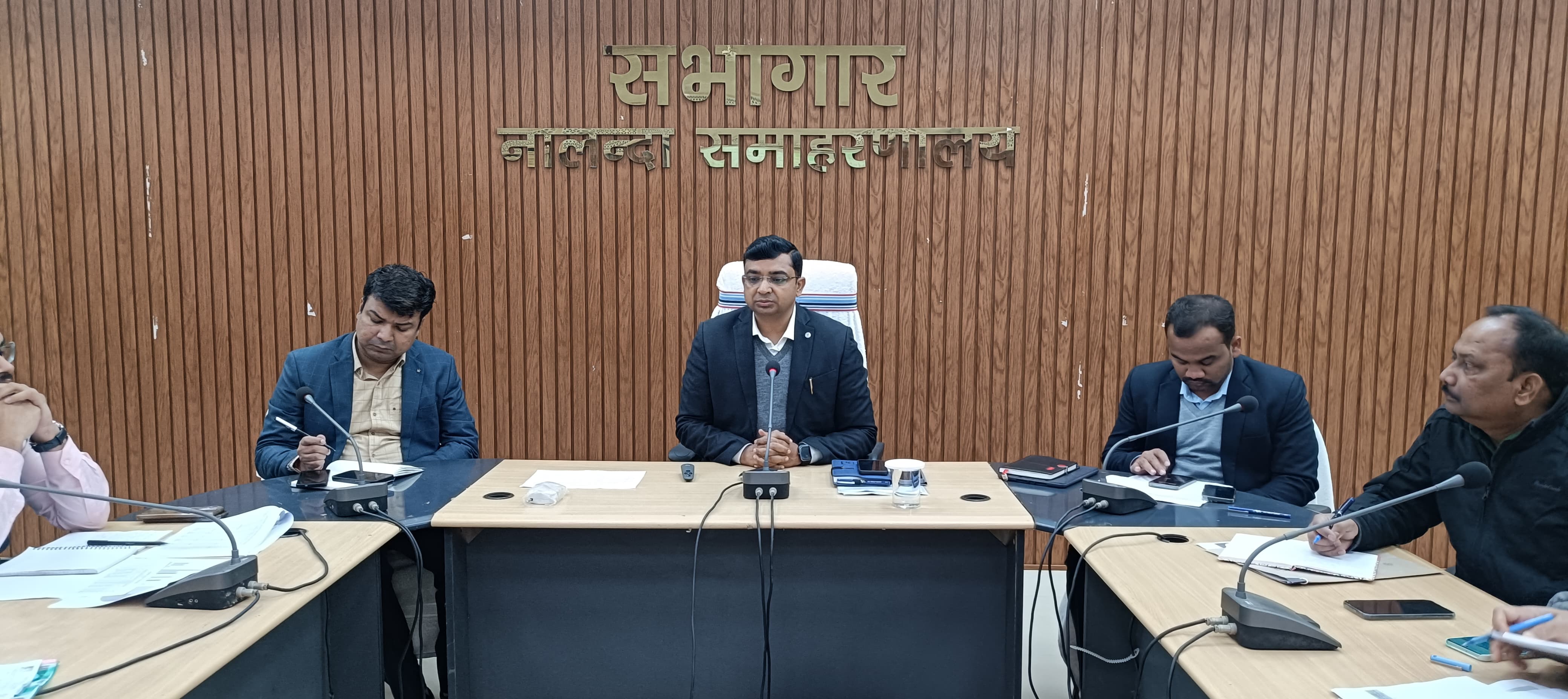 कार्यों की समीक्षा करते डीएम कार्यों की समीक्षा करते डीएम