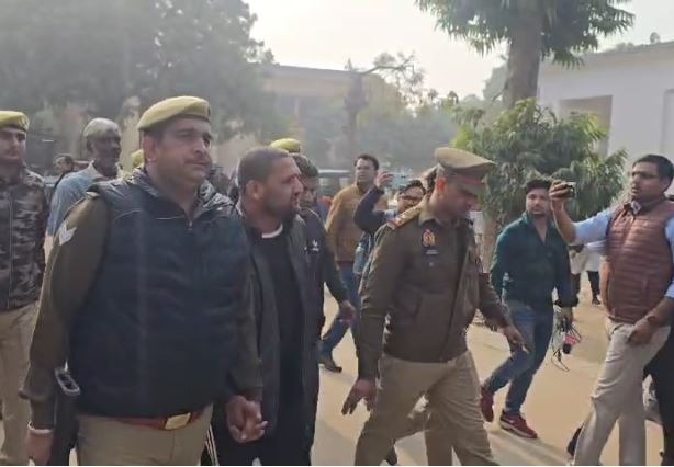 अभिरक्षा में दोषियों को ले जाती पुलिस अभिरक्षा में दोषियों को ले जाती पुलिस