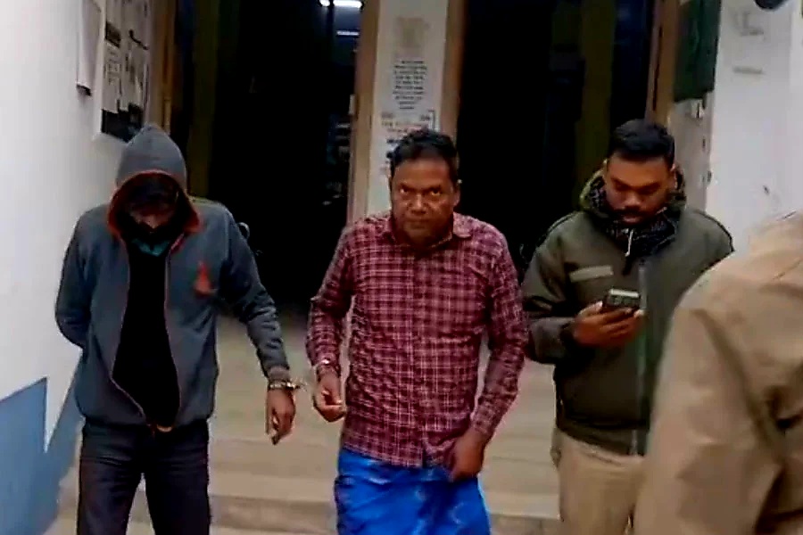 पुलिस की गिरफ्त में आरोपित