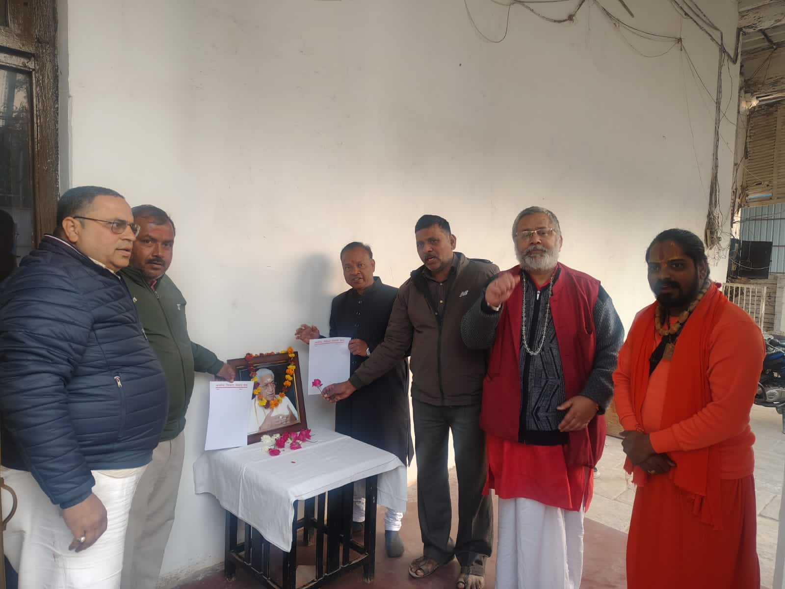 अशोक सिंघल बिचारी मंच की हूई बैठक का छाया चित्र अशोक सिंघल बिचारी मंच की हूई बैठक का छाया चित्र