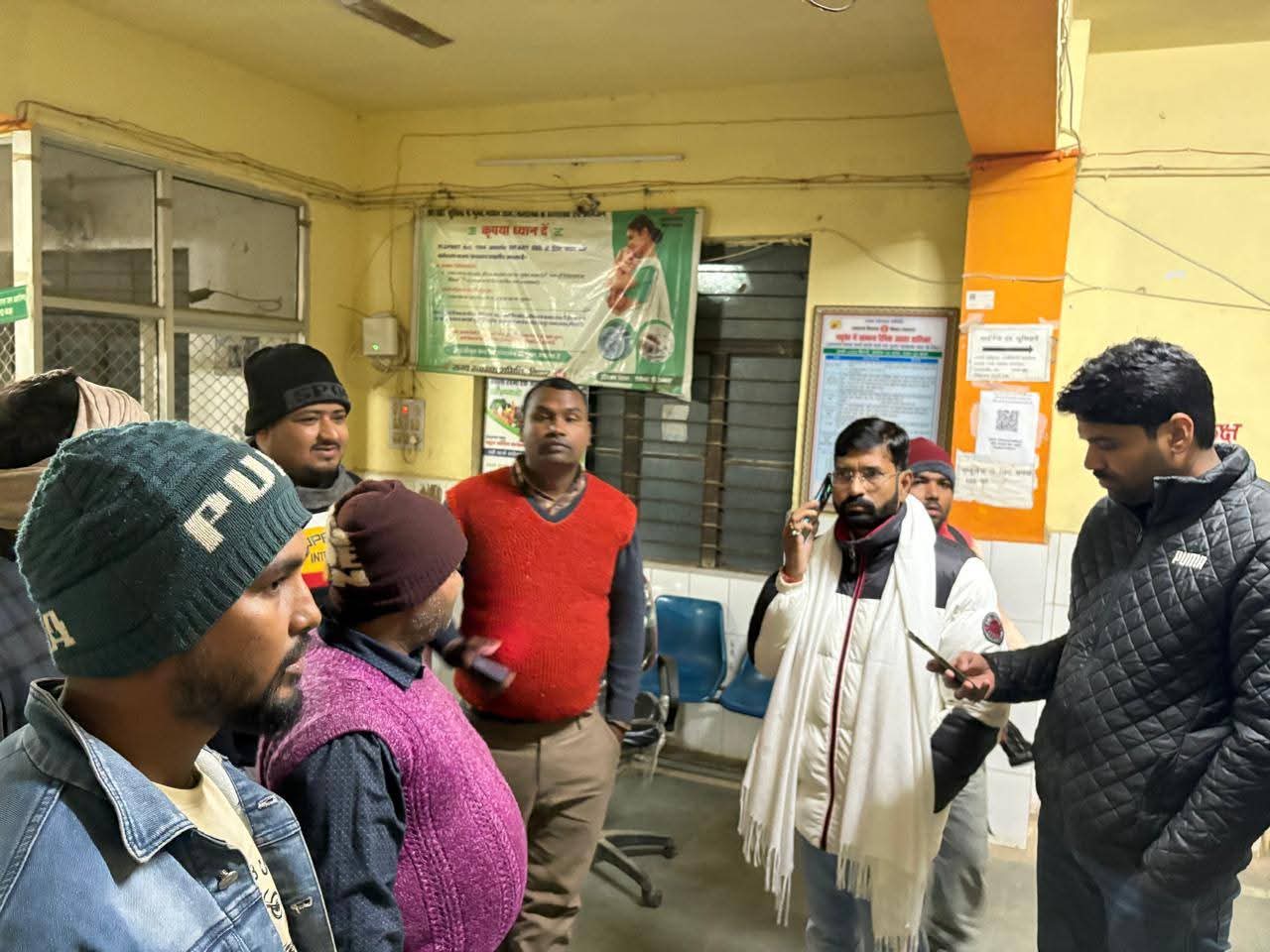 अस्पताल का औचक निरीक्षण करते विधायक