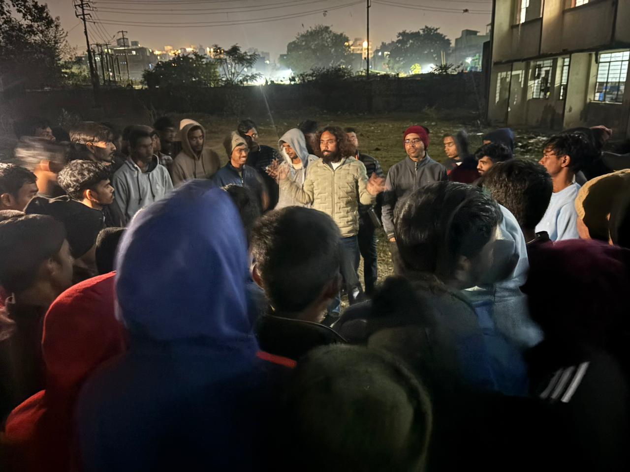 छात्रों से वार्ता करते जेएलकेएम उपाध्‍यक्ष देवेन्‍द्रनाथ महतो सहित अन्‍य