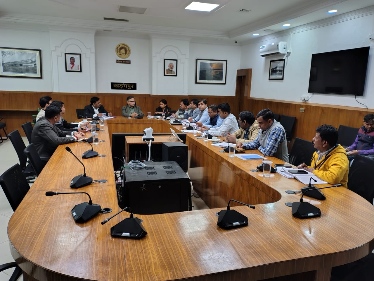 बैठक करते रेलवे अधिकारी और वन विभाग