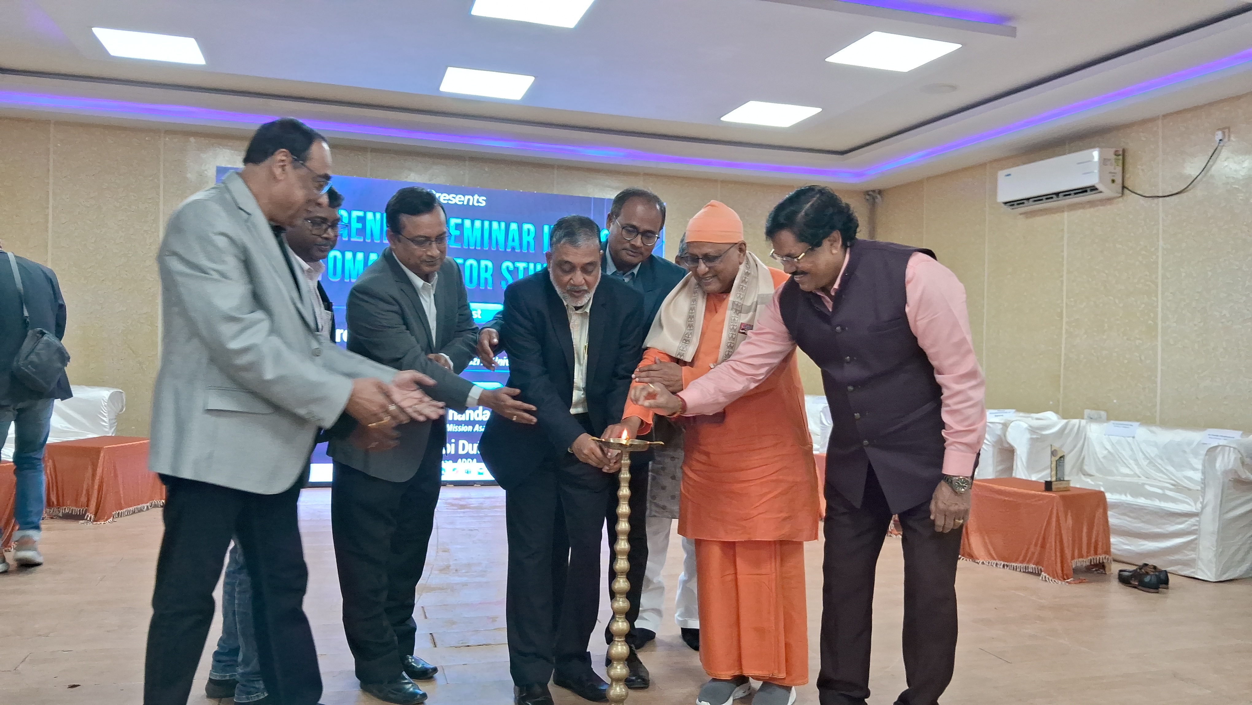 कार्यक्रम का उद्घाटन करते अतिथि
