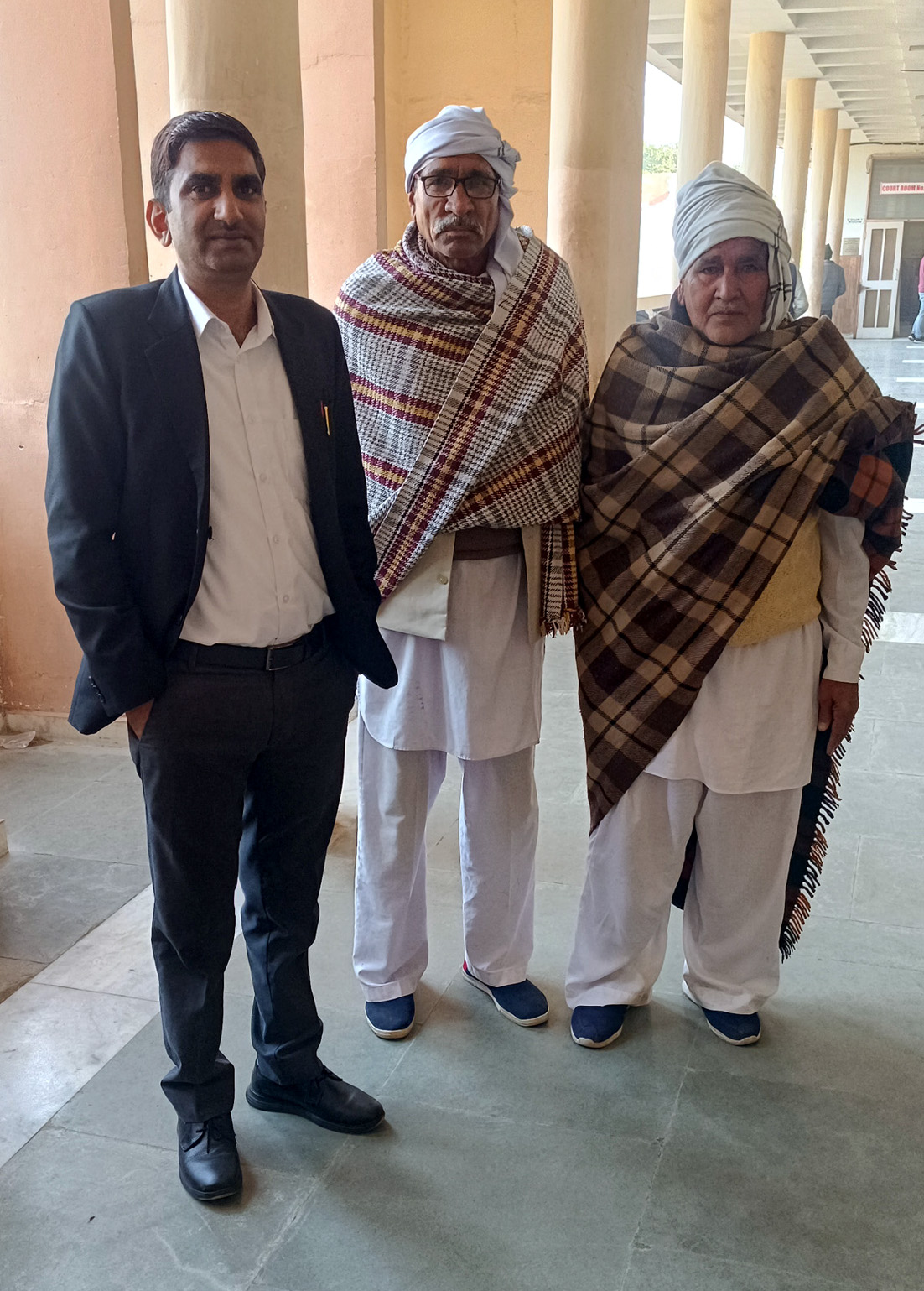 बरी होने के बाद अपने अधिवक्ता के साथ अदालत से बाहर आते किसान नेता।
