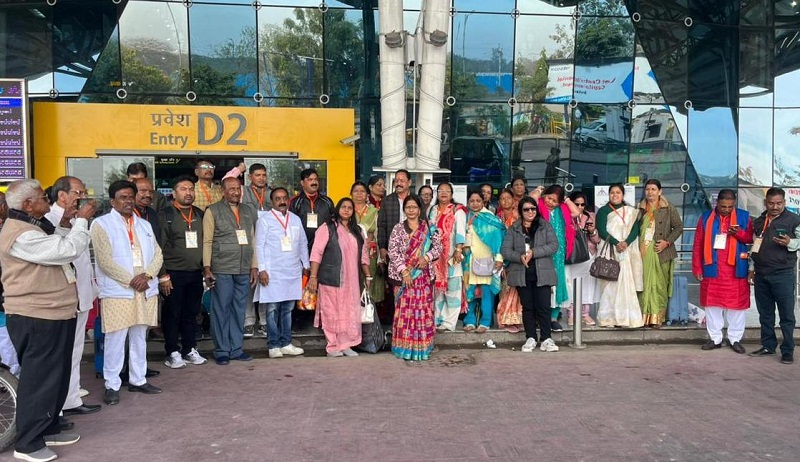 मंत्री कैलाश विजयवर्गीय के साथ 40 वरिष्ठ यात्रियों ने किया अपना पहला हवाई सफर मंत्री कैलाश विजयवर्गीय के साथ 40 वरिष्ठ यात्रियों ने किया अपना पहला हवाई सफर
