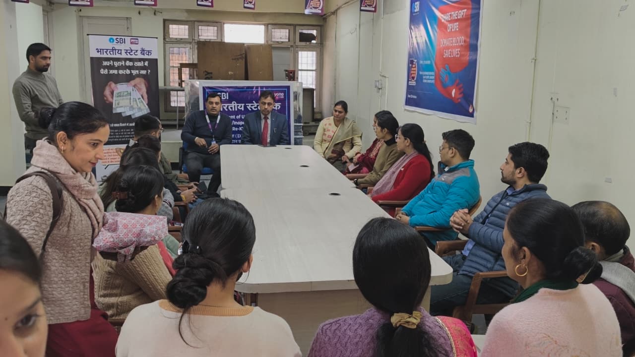 जागरूकता शिविर में भाग लेते हुए।