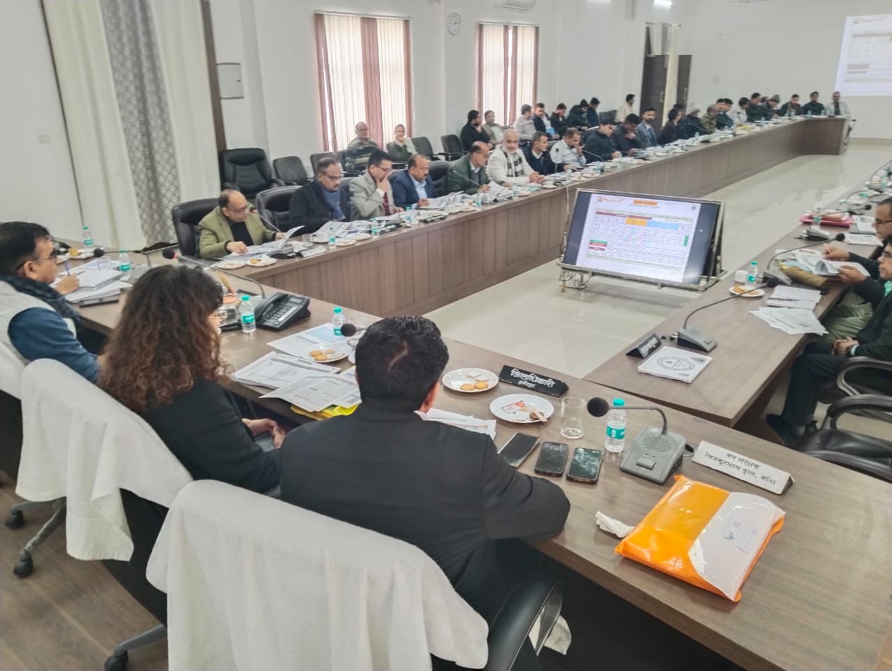 बैठक में आयुक्त व अन्य अधिकारी