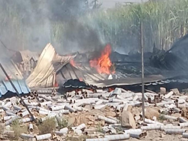 फोटो: सांगली में शराब फैक्ट्री में लगी आग का दृश्य फोटो: सांगली में शराब फैक्ट्री में लगी आग का दृश्य