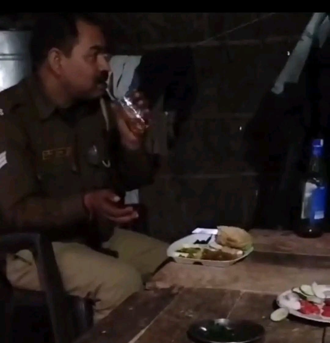 शराब पीता पुलिसकर्मी शराब पीता पुलिसकर्मी