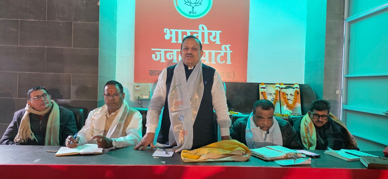 बैठक के दौरान कार्यकताओं को संबोधित करते सांसद रमेश अवस्थी बैठक के दौरान कार्यकताओं को संबोधित करते सांसद रमेश अवस्थी