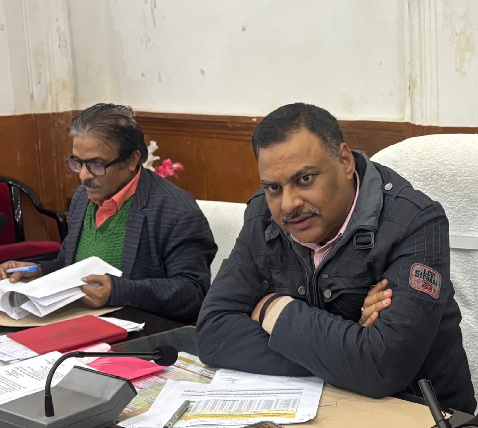 संबंधित अधिकारियों को सख्त निर्देश देते डीएम पवन कुमार गंगवार