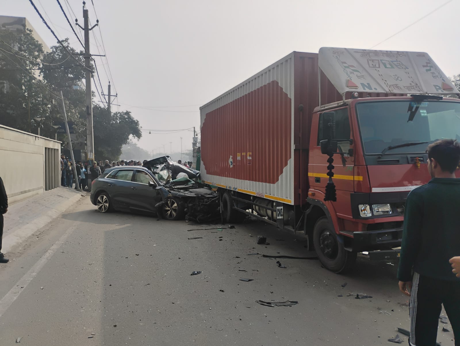 सड़क हादसे की फाेटाे सड़क हादसे की फाेटाे